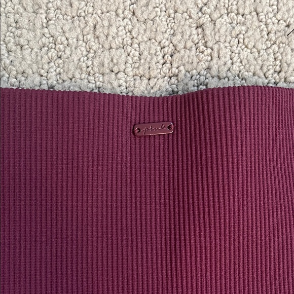 🩷 PINK Active Small Women's High-Waisted Burgundy Shorts Ribbed Waist Like New - Picture 5 of 6